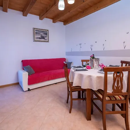Apartment 2 Bedroom Stunning In Pula