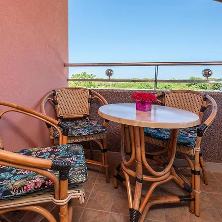 Apartment 2 Bedroom Stunning In Pula